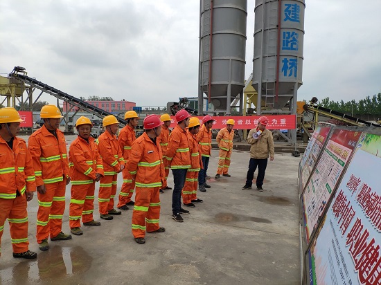 220190429河北高速公路总承包部开展“职业病防治法宣传周”系列活动——摄影：张伟2.jpg