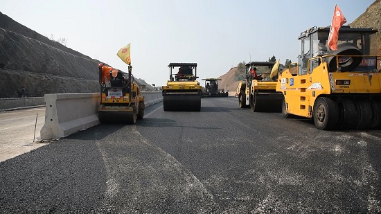 太行山高速路面工程实现主线全线完工摄影-李瑾.JPG