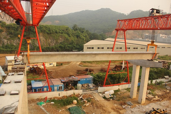 20180828广东中开高速公路火炬东服务区三号桥完成首榀预制梁架设-摄影-朱昆.jpg