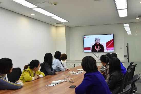 河北高速公路总承包部女职工观看改革开放巾帼力量现场照片.JPG