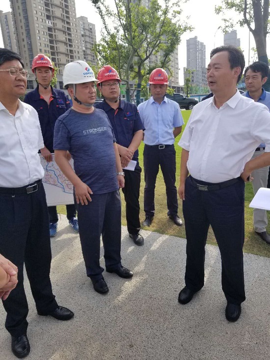 20180824阜阳市副市长王玉峰（右一）在泉水湾公园施工现场进行调研-摄影苗红海.jpg