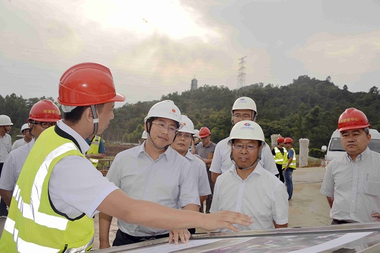 20190522江门市副市长林飞鸣到江门产品施工现场察看-朱绪仁摄影.JPG