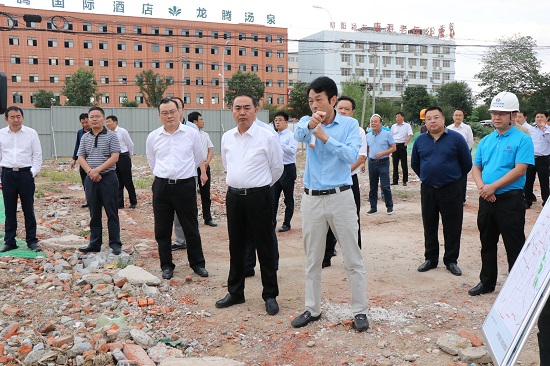 20180927阜阳市委副书记、市长孙正东到骆家沟进行调研—摄影李治冈.JPG