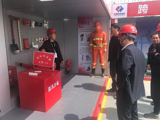 20190508五大社区到兰考产品交流学习消防应急物品的介绍摄影蒋辉.jpg