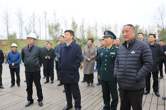 20181119郑州市政协主席黄保卫（右一）三门峡市政协主席赵予辉（右三）观摩贾鲁河综合治理工程摄影张丽莉.JPG