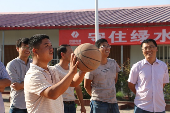 20180930郑州东三环产品职工在参加“定向投篮”活动摄影王书元 (1)s.jpg