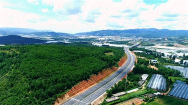 企业投资建设的晋红高速公路正式通车