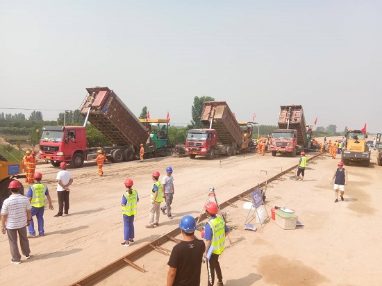 20190618河北高速公路总承包部津石高速公路全线水稳底基层试验段首件开始摊铺施工-摄影：吴龙跃s.jpg