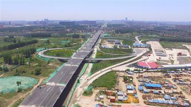 企业投资建设的郑州107辅道工程北三环至北四环高架桥通车