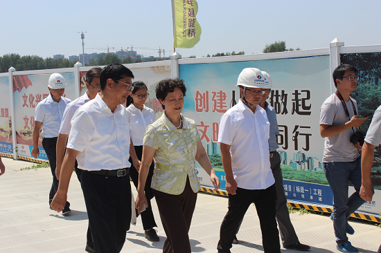 20180906安徽省住建厅厅长赵馨群在阜蒙河施工现场检查产品施工情况（左2）-摄影潘翔.png