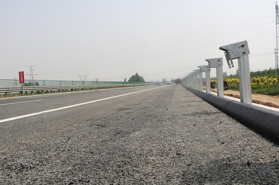 20190603河北高速公路总承包部新元改扩建产品路面工程沥青砂拦水带首件施工完成——摄影郭瑶.jpg