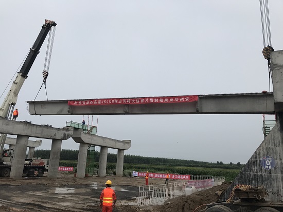 津石高速公路首片预制梁成功架设 1.jpg